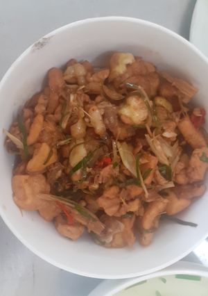 Hình của món Gà rang sả lá chanh.