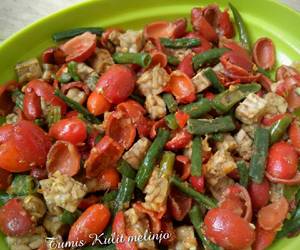Fresh, Menyajikan Tumis kulit melinjo pedas campur tempe kacang panjang Mantul Banget
