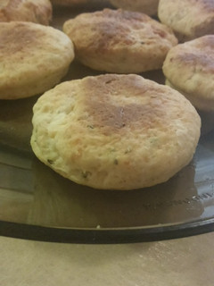 Una foto de Scones de queso y oregano! Los peques los aman!