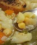 Sopa de garbanzos con pasta y hortalizas