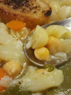 Una foto de Sopa de garbanzos con pasta y hortalizas