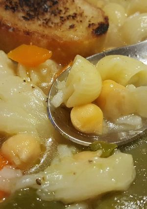 Foto principal de Sopa de garbanzos con pasta y hortalizas