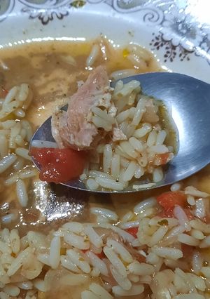 Una foto de Arroz con pollo con cuchara