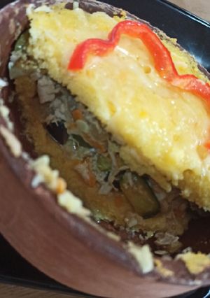 Una foto de Pastel de polenta relleno de atún y vegetales