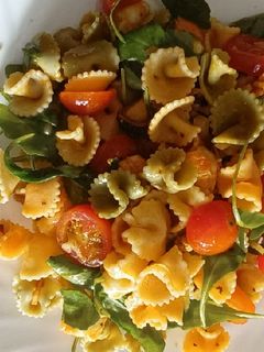 Una foto de Ensalada de pasta con langostinos y mejillones