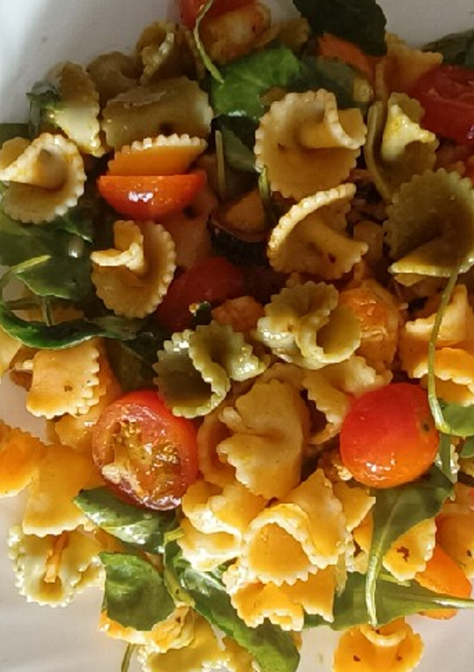 Una foto de Ensalada de pasta con langostinos y mejillones
