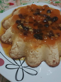 Una foto de Flan tres leches Johnny Walker con frutas secas