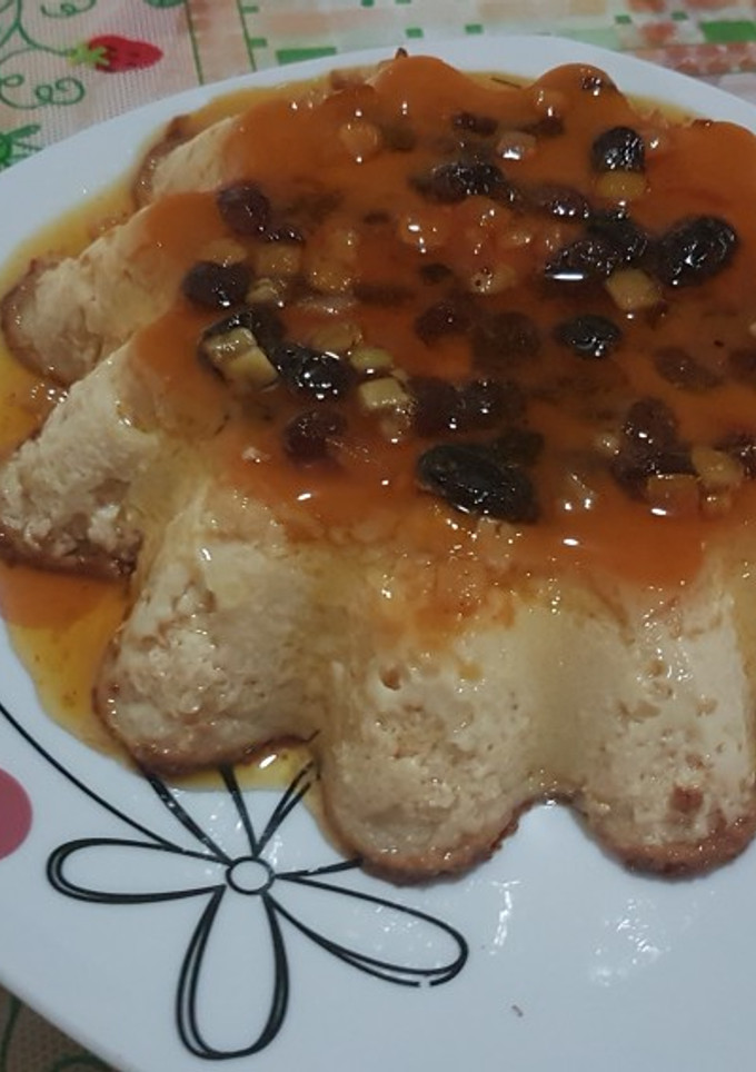 Una foto de Flan tres leches Johnny Walker con frutas secas