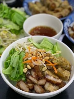 Hình của món Bún thịt nướng chả giò.