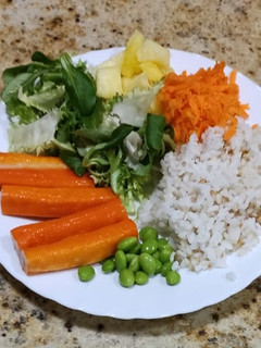 Una foto de Poke bowl de surimi, piña, edamame y arroz
