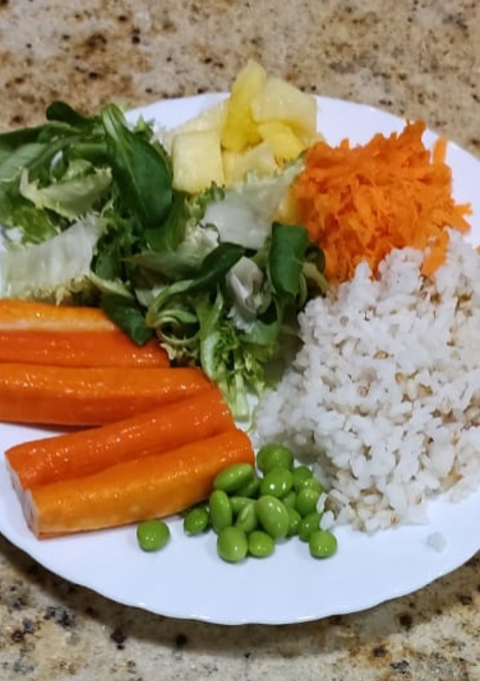 Una foto de Poke bowl de surimi, piña, edamame y arroz