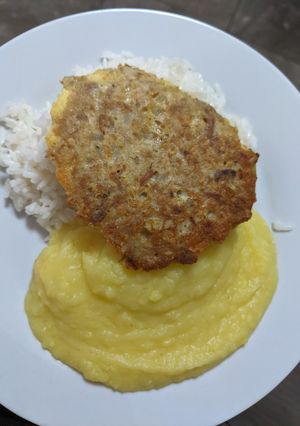 Una foto de Puré de papa amarilla con croquetas de atún