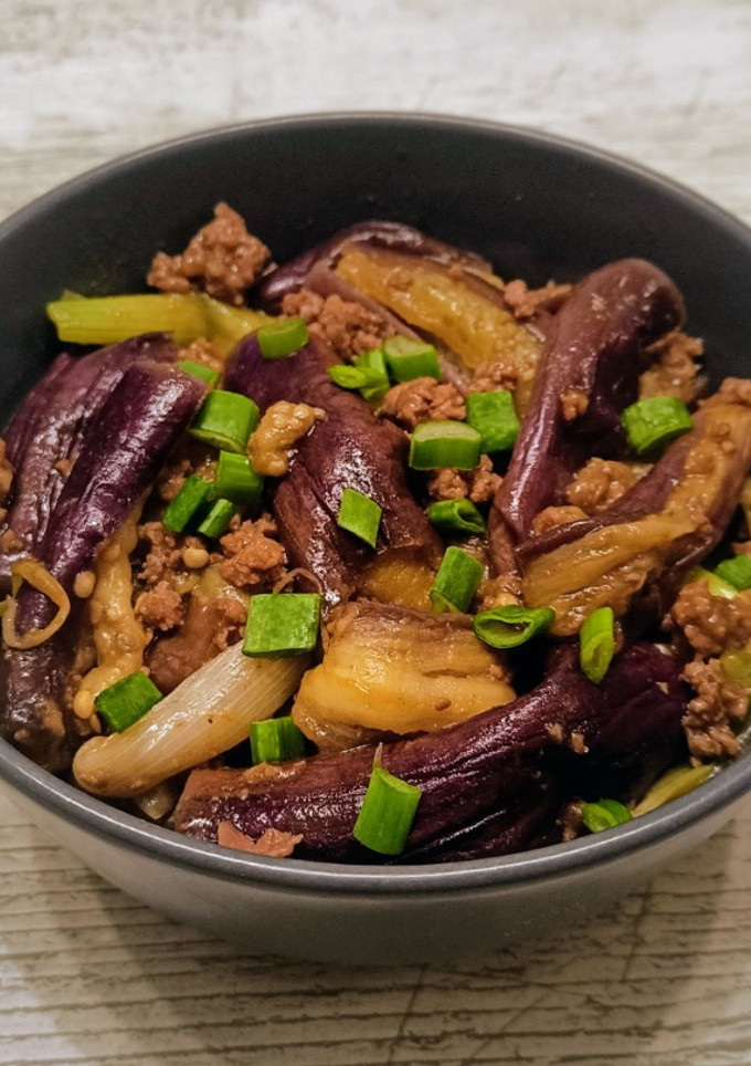 Una foto de Berenjenas orientales en salsa de ajo