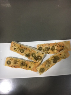 Una foto de Focaccia de olivas verdes