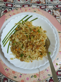 A picture of Cheesy egg Maggi.
