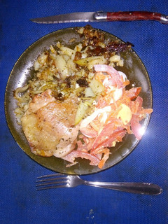 Una foto de 👩🍳Pollo al horno 🐔con Papas 🍠 y ensalada🥗