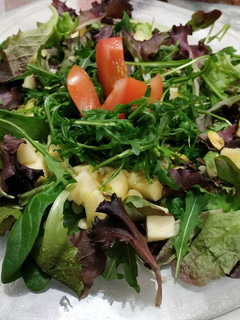 Una foto de Ensalada de brotes tiernos con manzana y frutos secos