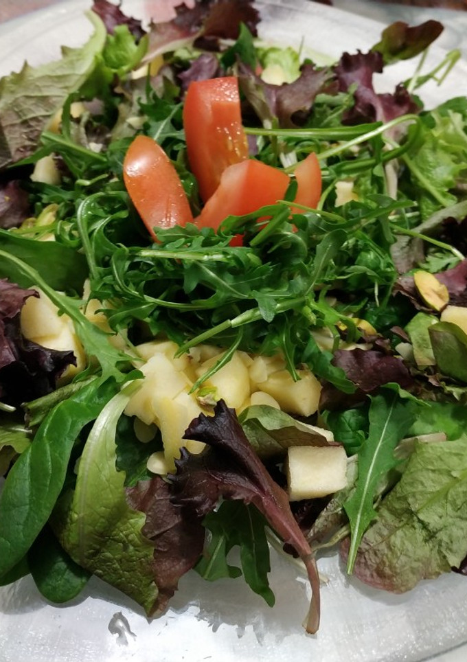 Una foto de Ensalada de brotes tiernos con manzana y frutos secos