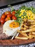 Đổi Gió Với Steak Burger và Khoai Tây Nướng Thảo Mộc