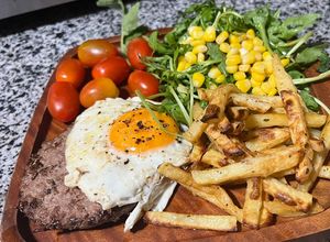 Hình của món Đổi Gió Với Steak Burger và Khoai Tây Nướng Thảo Mộc.
