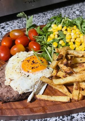 Hình của món Đổi Gió Với Steak Burger và Khoai Tây Nướng Thảo Mộc.
