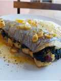 Merluza rellena de espinacas con langostinos y pasas