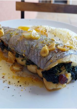 Una foto de Merluza rellena de espinacas con langostinos y pasas
