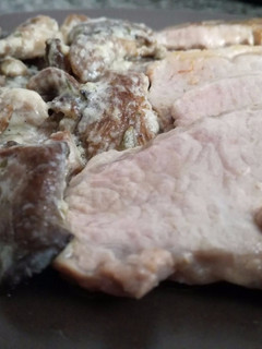 Una foto de Cinta lomo ibérico con salteado de setas