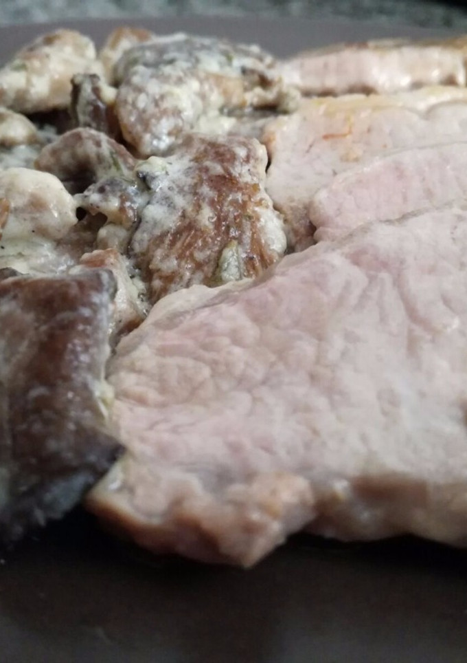 Una foto de Cinta lomo ibérico con salteado de setas