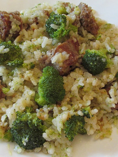 Una foto de Arroz blanco con salchichas, carne de cerdo y brócoli