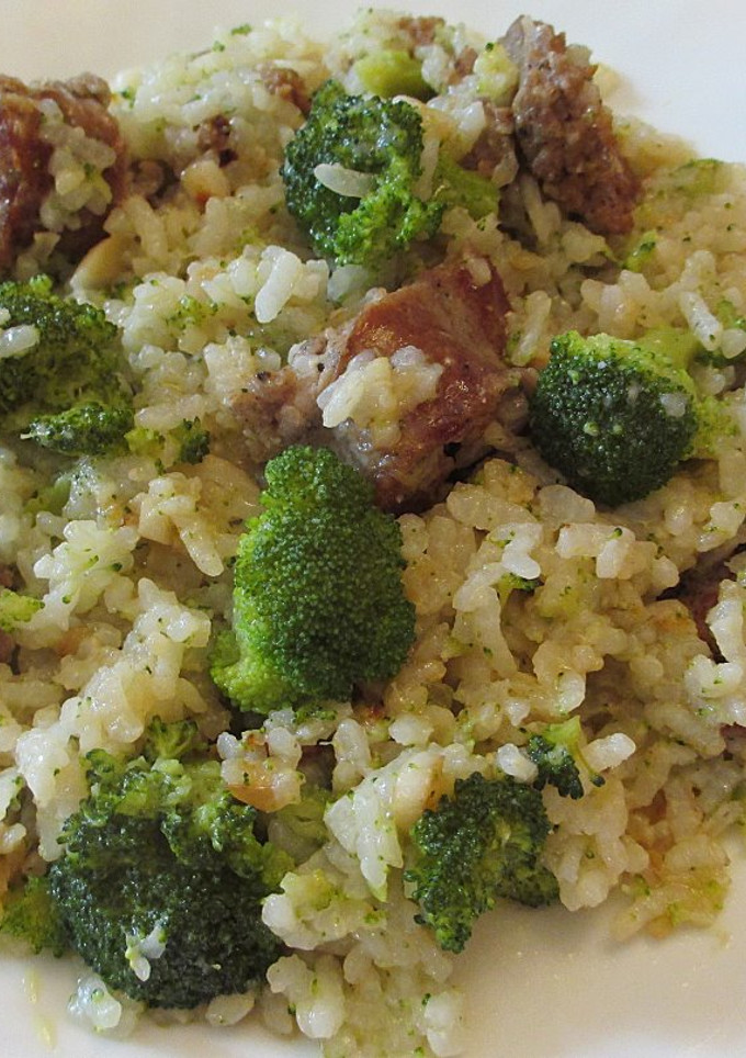 Una foto de Arroz blanco con salchichas, carne de cerdo y brócoli