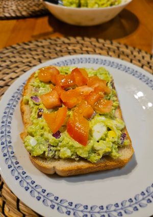 Una foto de Tosta de aguacate con huevo