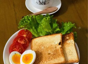 Hình của món Sandwich trứng luộc xúc xích.