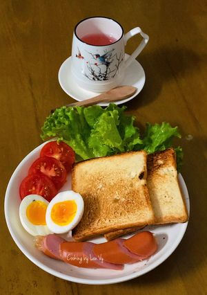 Hình của món Sandwich trứng luộc xúc xích.