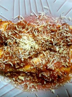 Una foto de Canelones de jamón y queso con salsa boloñesa