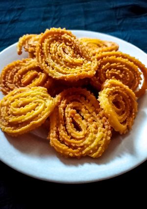 ચોખા ના લોટ ની ચકરી (Rice Flour Chakri Recipe In Gujarati) રેસીપી મુખ્ય ફોટો