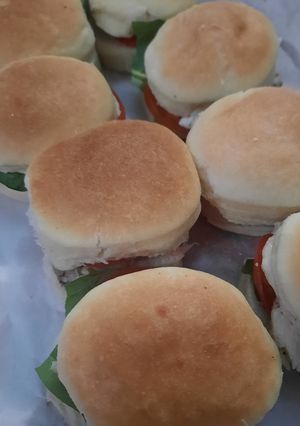 Una foto de Pechuga de pollo ahumado, estilo caprese