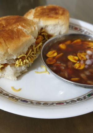 A picture of Kutchi dabeli.