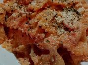 Una foto di pomodoro farfalle