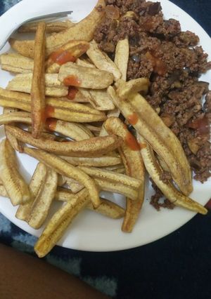 A picture of Matoke chips with mince meat.