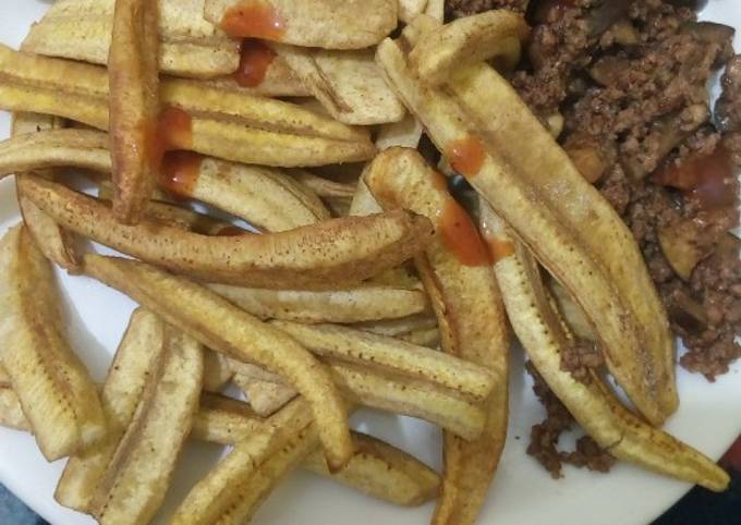 Matoke chips with mince meat