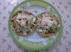 Una foto de Tostadas de Pollo a la Mexicana (Leyenda del Tlacuache y el Fuego)