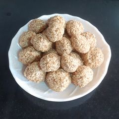 Til Gud Ladoo A picture of Til Gud Ladoo.