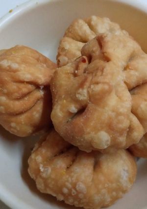 A picture of Moong dal mini kachori.