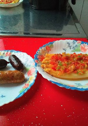 Una foto de Butifarras catalanas con espárragos a la vinagreta de mostaza