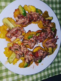 Una foto de Patacones rellenos de pollo con aguacate