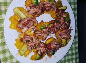 Una foto de Patacones rellenos de pollo con aguacate