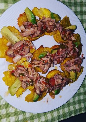 Una foto de Patacones rellenos de pollo con aguacate