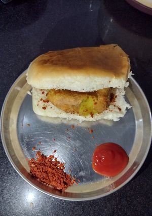 વડા પાઉં (Vada Pav Recipe In Gujarati) રેસીપી મુખ્ય ફોટો
