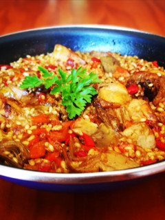 Una foto de Arroz integral con pollo y alcachofas al curry